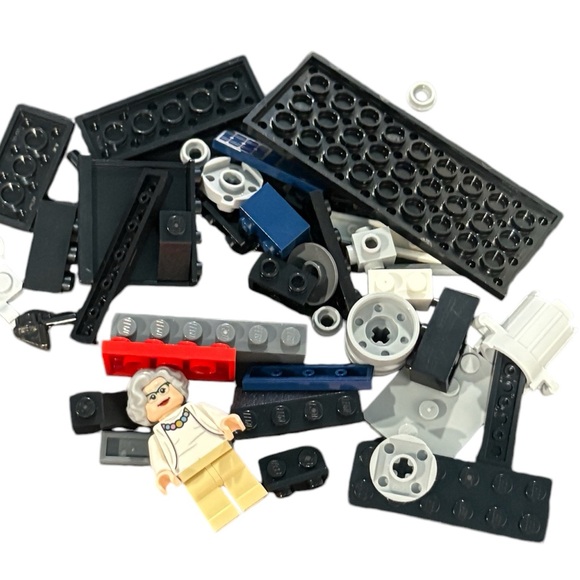 LEGO Ideas 21312 Women of NASA (231 Pieces) Playset - Picture 4 of 8